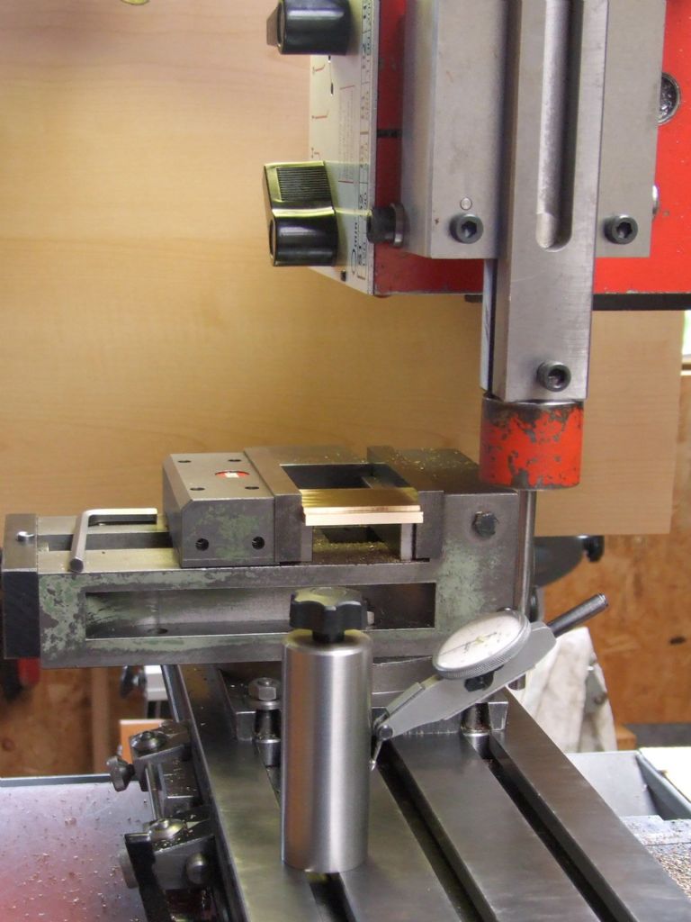 clocking the slotting attachment ram truely vertical with a cylinder square.jpg